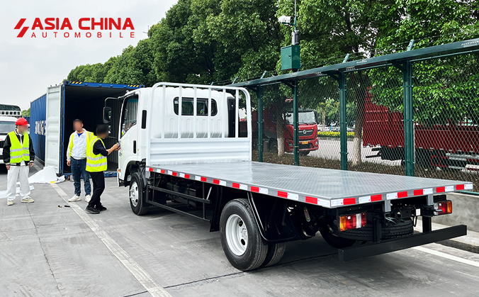 Готовы к дороге: бортовые грузовики Isuzu KV100 загружены для доставки в Москву